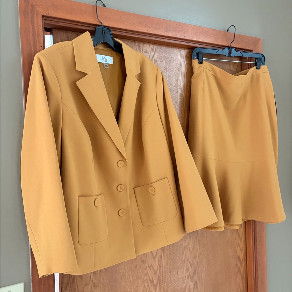 Le Suit Mustard 2pc Suit